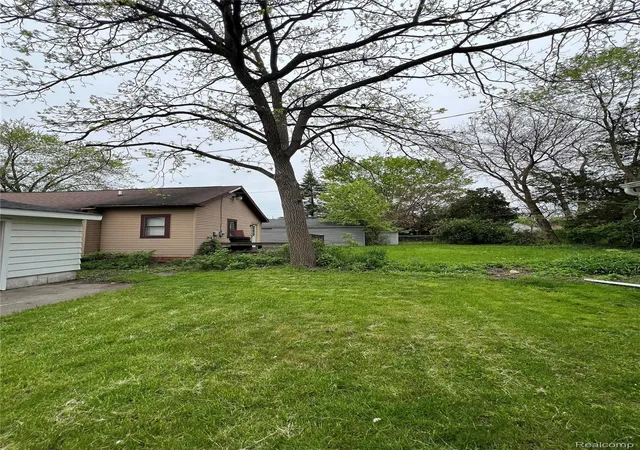 Photo 3 of Single family home for sale at 222 Borland Ct, Saginaw, MI 48602 | MLS# 20251021306 | Listing updated on 2026-07-06