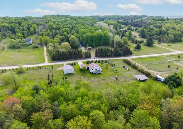 Photo 4 of Single family home for sale at 7495 Bennett Rd, Williamsburg, MI 49690 | MLS# 78080060194 | Listing updated on 2026-09-01