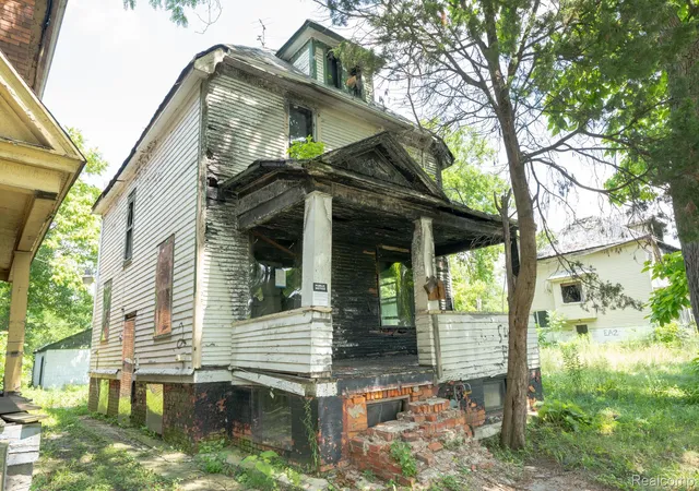 Photo 2 of Single family home for sale at 545 Rosedale Ct, Detroit, MI 48202 | MLS# 20251021907 | Listing updated on 2026-08-10