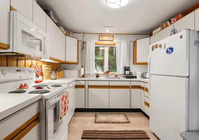 Photo 3 of Single family home for sale at 1070 N US 31, Torch Lake Township Antrim, MI 49648 | MLS# 78080060312 | Listing updated on 2026-08-01