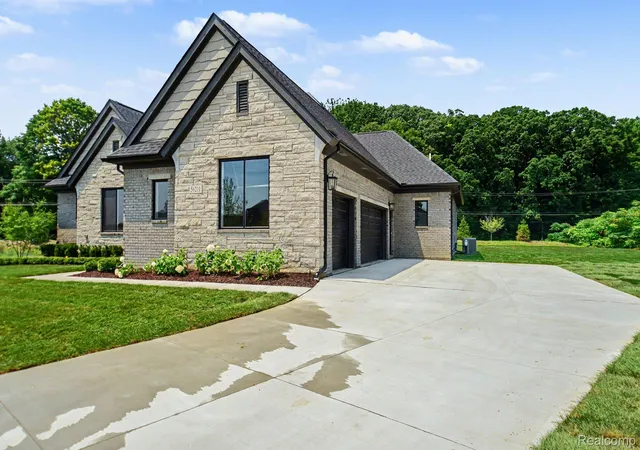 3rd image of 56211 Stone Falcon Dr, Utica, MI 48315 | MLS# 20251028313