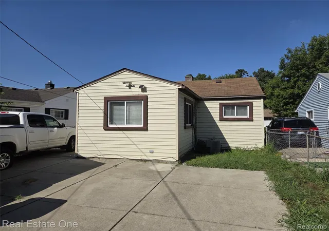 Photo 4 of Single family home for sale at 8279 Elm St, Taylor, MI 48180 | MLS# 20251029525 | Listing updated on 2026-07-07