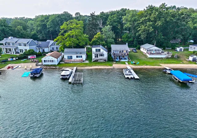 2nd image of 67003 Lakeshore Dr, Dowagiac, MI 49047 | MLS# 69025042751