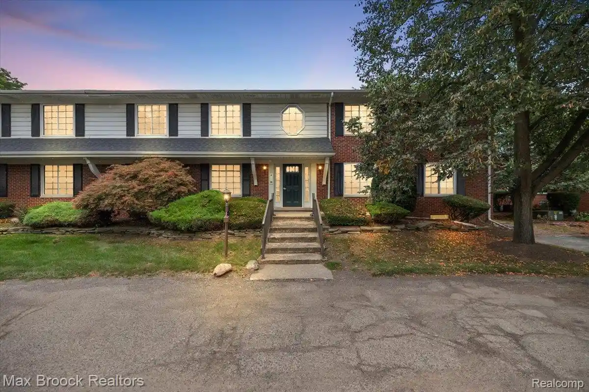 Listing Photo 1 - Condo for sale in 2449 Mulberry Sq located at 2449 Mulberry Sq, BloomfieldHillsCity_Oakland, MI 48302 - Unit #31