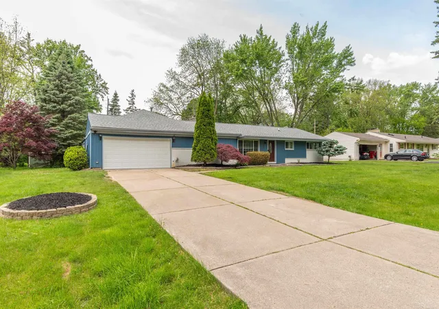 Single Family Residence at 5311 Cambourne Pl, West Bloomfield, MI 48322 | MLS# 58050186856 | | Sold on 2025-10-27