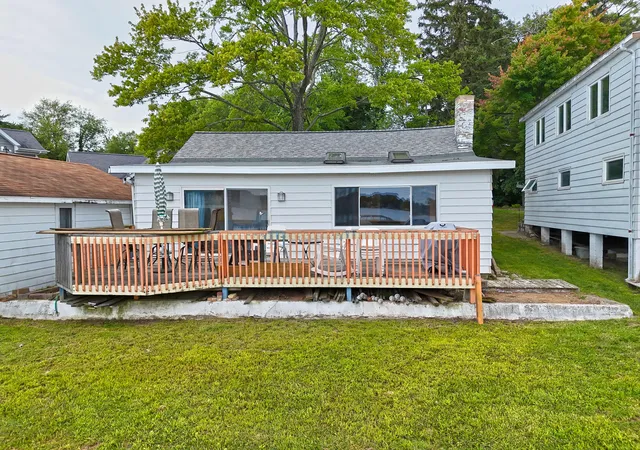 1st image of 67023 Lakeshore Dr, Dowagiac, MI 49047 | MLS# 69025044387