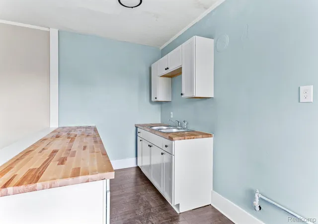 3rd image of 3550 Montclair St, Detroit, MI 48214