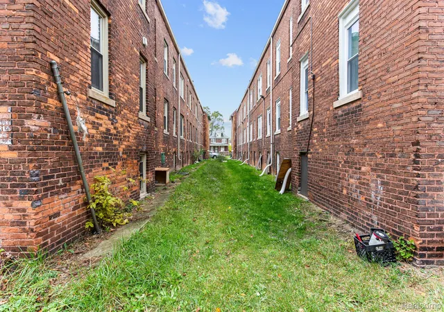 2nd image of 3550 Montclair St, Detroit, MI 48214