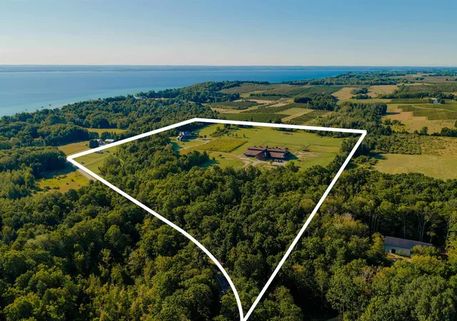 Photo 3 of Mansion for sale at 3888 Swaney Rd, Traverse City, MI 49686 | MLS# 78080061581 | Listing updated on 2026-09-07