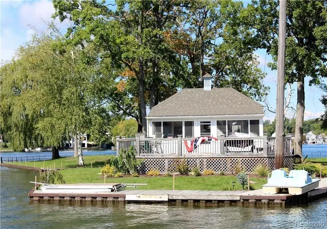 2nd image of 752 Preston Is, Lake Orion, MI 48362 | MLS# 20251034148