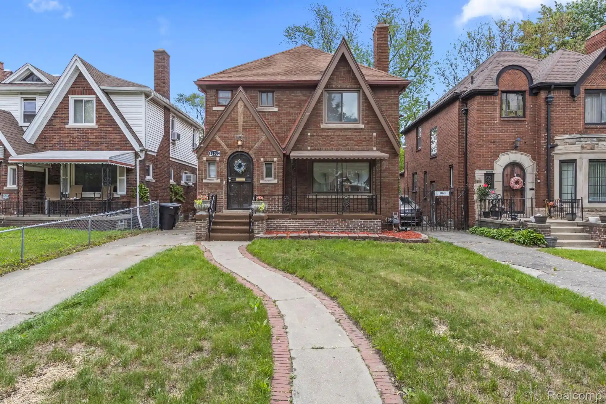 Single Family Residence at 18030 Santa Barbara Dr, Detroit, MI 48221 | MLS# 20251035281 | | Sold on 2025-09-30
