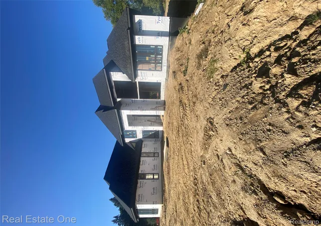 Photo 2 of Single family home for sale at 3370 Bloomcrest Dr, Bloomfield Hills, MI 48304 | MLS# 20251036147 | Listing updated on 2026-09-09