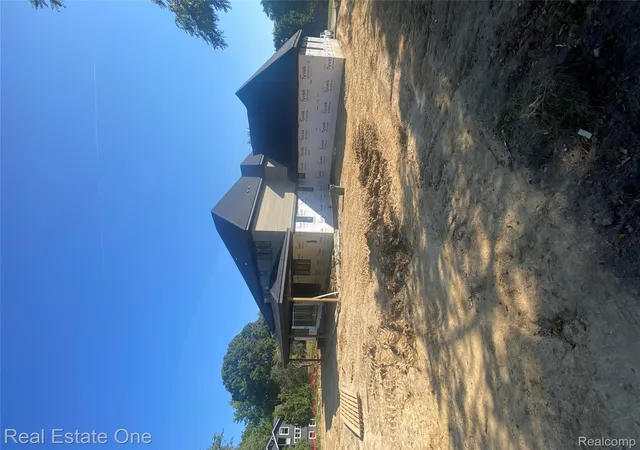 Photo 3 of Single family home for sale at 3370 Bloomcrest Dr, Bloomfield Hills, MI 48304 | MLS# 20251036147 | Listing updated on 2026-09-09