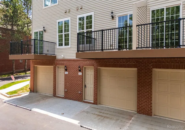 3rd image of 514 Village Ln, Milford, MI 48381 | MLS# 20251037099