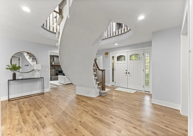 3rd image of 27155 Drake Rd, Farmington Hills, MI 48331 | MLS# 81025048275