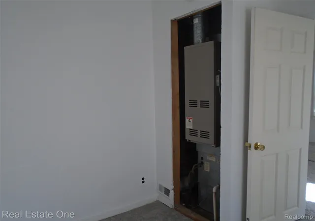 Photo 4 of Single family home for sale at 8087 Continental Ave, Warren, MI 48089 | MLS# 20251038889 | Listing updated on 2026-05-09