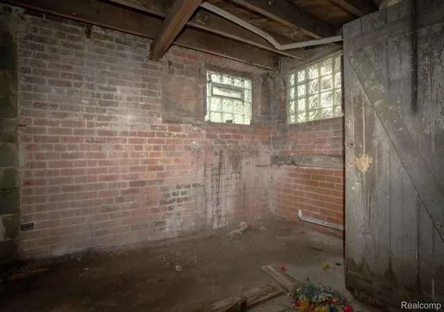 Listing Photo 2 - Condo for sale in building located at 7246 Saint Paul St, Detroit, MI 48214