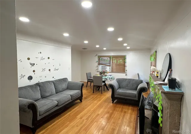 Photo 19 of Single family home for sale at 2216 Middlebelt Rd, West Bloomfield, MI 48324 | MLS# 20251040919 | Listing updated on 2026-08-01