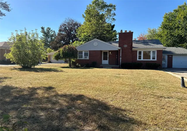 Photo 3 of Single family home for sale at 2216 Middlebelt Rd, West Bloomfield, MI 48324 | MLS# 20251040919 | Listing updated on 2026-08-01