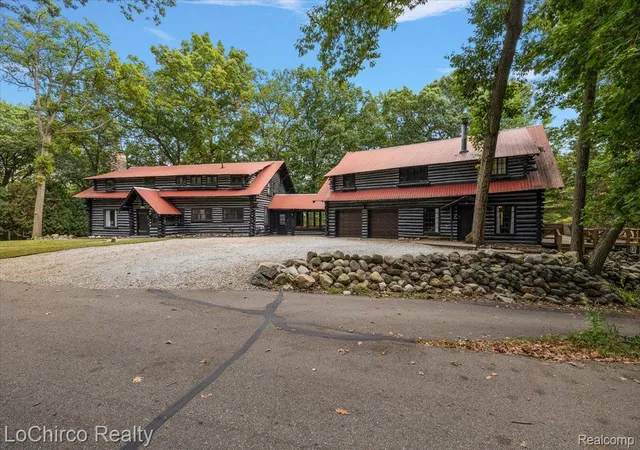 Photo 3 of Single family home for sale at 8646 Thendara Blvd, Clarkston, MI 48348 | MLS# 20251041436 | Listing updated on 2026-09-10
