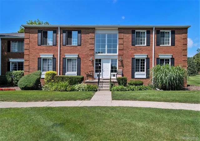 Photo 1 of Sale Pending at 654 E Fox Hills Dr, Bloomfield Hills, MI 48304 | MLS# 20251042959 | Listing updated on 2026-07-07