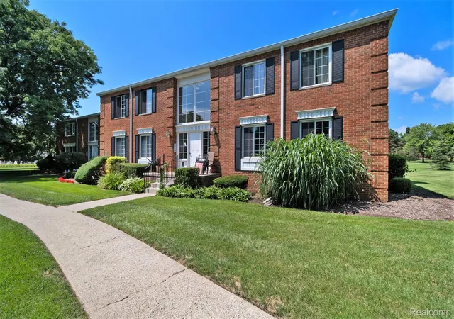 Listing Photo 2 - Condo for sale in building located at 654 E Fox Hls Dr, Bloomfield Hills, MI 48304