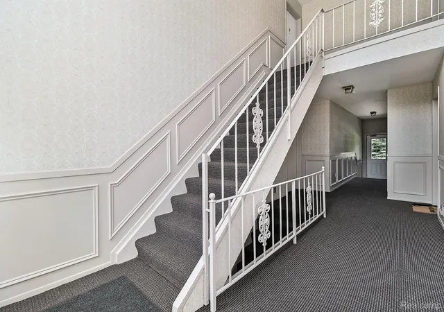 Listing Photo 3 - Condo for sale in building located at 654 E Fox Hls Dr, Bloomfield Hills, MI 48304