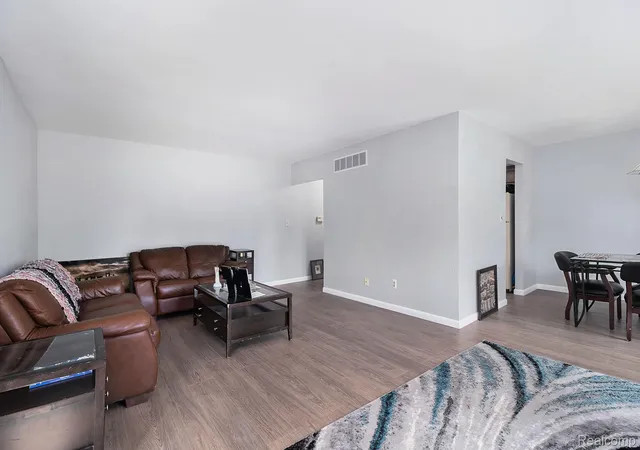 Listing Photo 5 - Condo for sale in building located at 654 E Fox Hls Dr, Bloomfield Hills, MI 48304