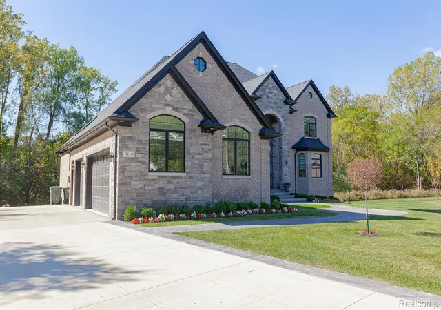 Photo 2 of Single family home for sale at 3118 Hickory Lawn Rd, Rochester Hills, MI 48307 | MLS# 20251044661 | Listing updated on 2026-10-01