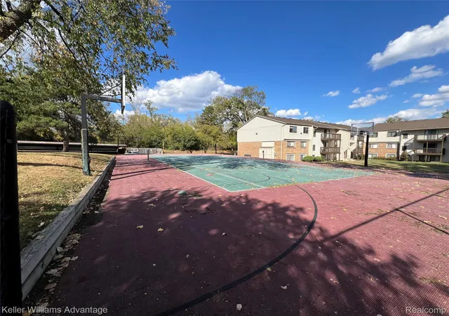 Homes for sale in Farmington Hills, MI | 30056 W 12 Mile Road, Farmington Hills, MI 48334 | Houzeo