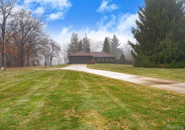 Photo 3 of Single family home for sale at 6803 Napoleon Rd, Jackson, MI 49201 | MLS# 20251045555 | Listing updated on 2026-09-07