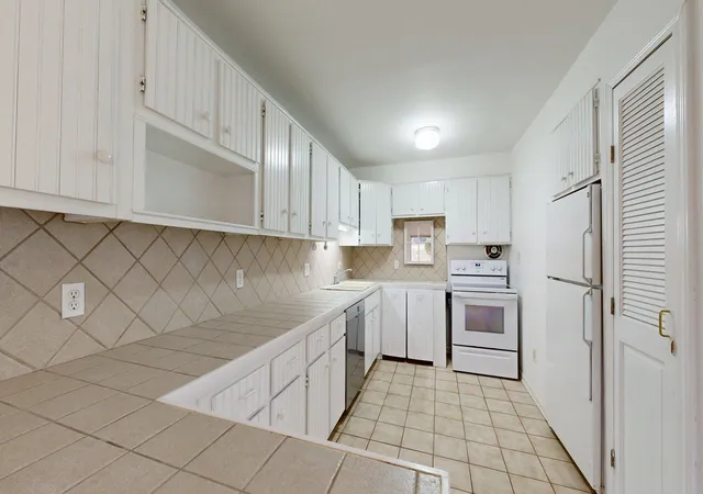 Listing Photo 3 - Condo for sale in building located at 1235 S Maple Rd, Ann Arbor, MI 48103 - Unit #101