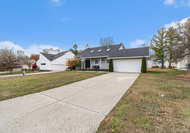 Photo 3 of Single family home for sale at 7408 Westbury Blvd, West Bloomfield, MI 48322 | MLS# 20251051126 | Listing updated on 2026-08-25