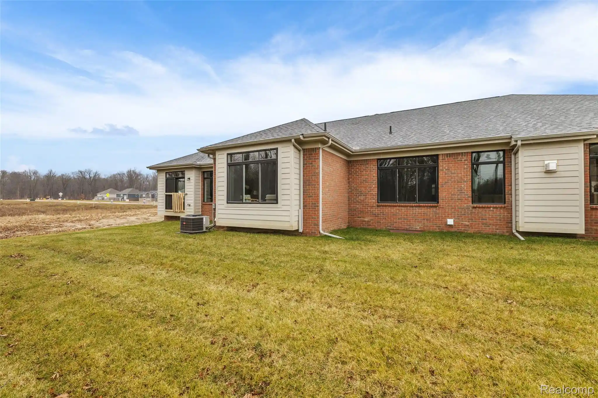 Listing Photo 2 - Condo for sale in 55589 Oak Pointe located at 55589 Oak Pointe, Utica, MI 48315 - Unit 55589 Oak Pointe