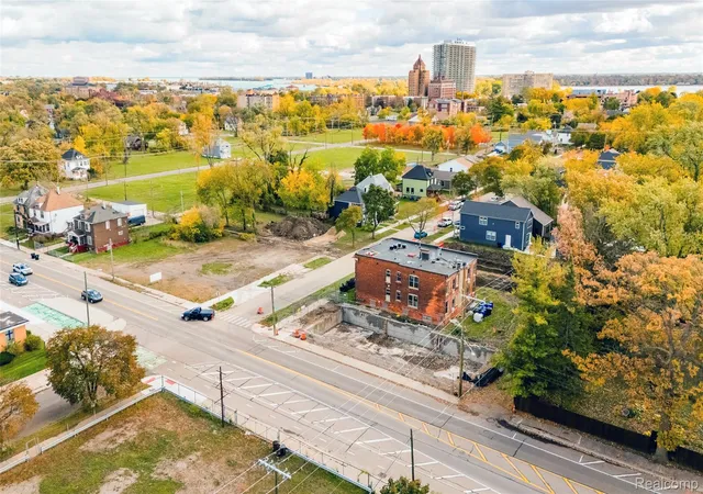 4th image of 8646 Kercheval St, Detroit, MI 48214 | MLS# 20251054089