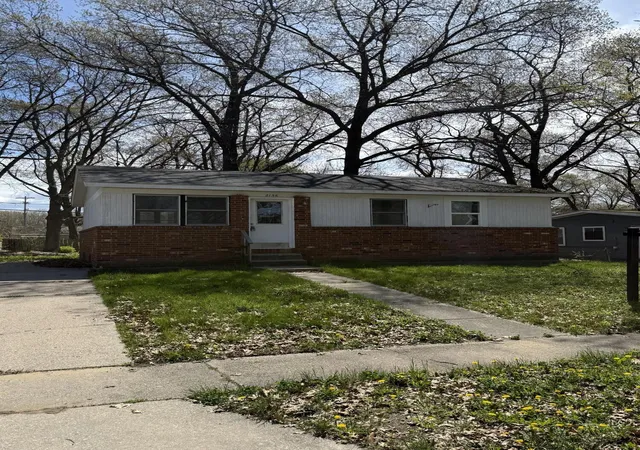 Photo 2 of Single family home for sale at 2156 Austin St, Muskegon, MI 49444 | MLS# 71025058324 | Listing updated on 2026-05-07