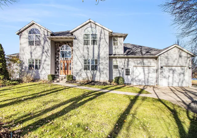 Photo 3 of Single family home for sale at 4335 56th Street Sw, Wyoming, MI 49418 | MLS# 65025058796 | Listing updated on 2026-09-16
