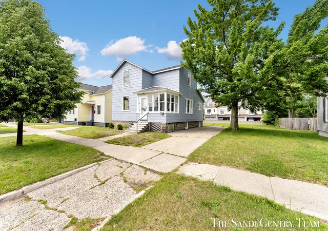 Photo 3 of Single family home for sale at 317 Elliott Ave, Grand Haven, MI 49417 | MLS# 71025058855 | Listing updated on 2026-08-28