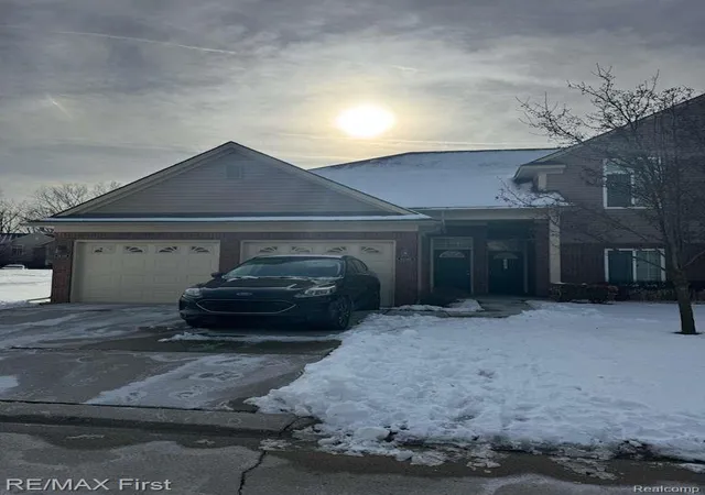Listing Photo 2 - Condo for sale in building located at 14349 Shadywood Dr, Sterling Heights, MI 48312