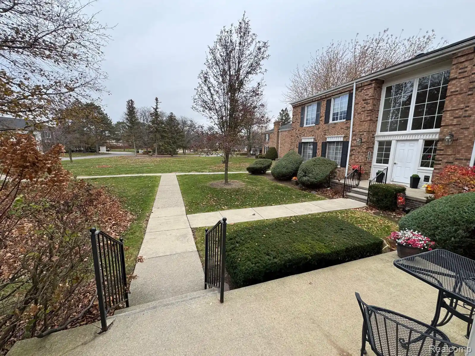 Listing Photo 2 - Condo for sale in 587 E Fox Hls Dr located at 587 E Fox Hls Dr, Bloomfield Hills, MI 48304 - Unit 587 E Fox Hills Dr