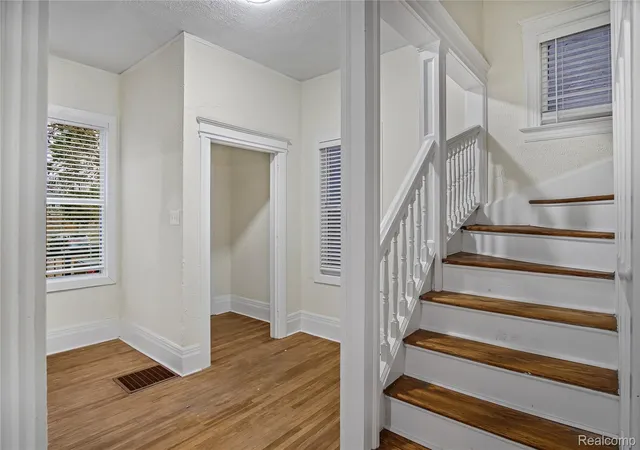 3rd image of 427 Melbourne, Detroit, MI 48202 | MLS# 20251055886
