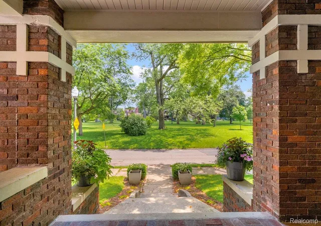 2nd image of 658 Longfellow St, Detroit, MI 48202 | MLS# 20251057043
