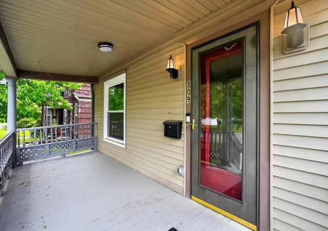 Photo 5 of Single family home for sale at 309 W Lapeer St, Lansing, MI 48933 | MLS# 60050195476 | Listing updated on 2026-08-26
