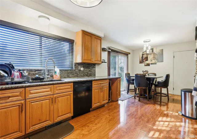 5th image of 35163 Dumbarton St, Harrison Township, MI 48045 | MLS# 20251058011