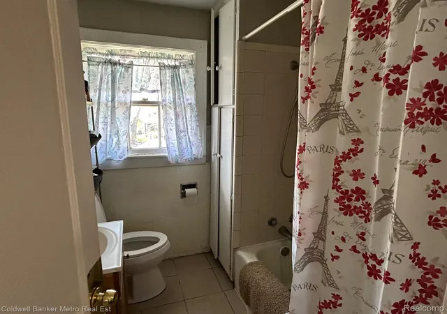 Photo 4 of Single family home for sale at 669 N Perry St, Pontiac, MI 48342 | MLS# 20251058514 | Listing updated on 2026-07-09