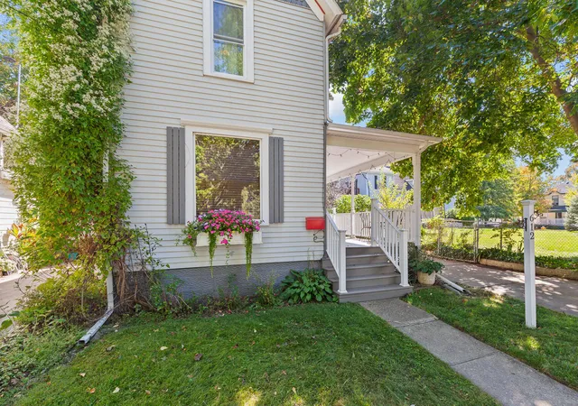 Photo 1 of Single family home for sale at 612 N Clinton St, Adrian, MI 49221 | MLS# 81025061172 | Listing updated on 2026-10-07