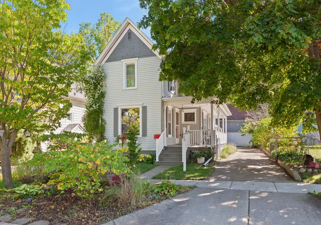 Photo 2 of Single family home for sale at 612 N Clinton St, Adrian, MI 49221 | MLS# 81025061172 | Listing updated on 2026-10-07