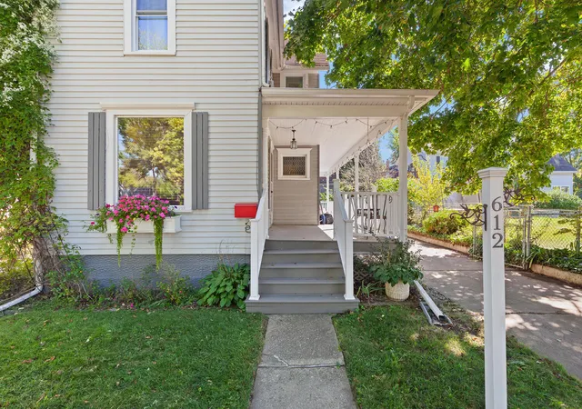 Photo 3 of Single family home for sale at 612 N Clinton St, Adrian, MI 49221 | MLS# 81025061172 | Listing updated on 2026-10-07