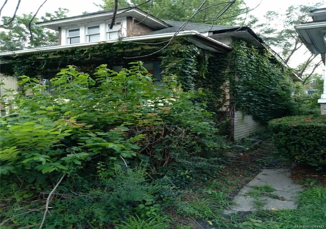 Photo 3 of Single family home for sale at 3489 Seyburn St, Detroit, MI 48214 | MLS# 20251059093 | Listing updated on 2026-10-05