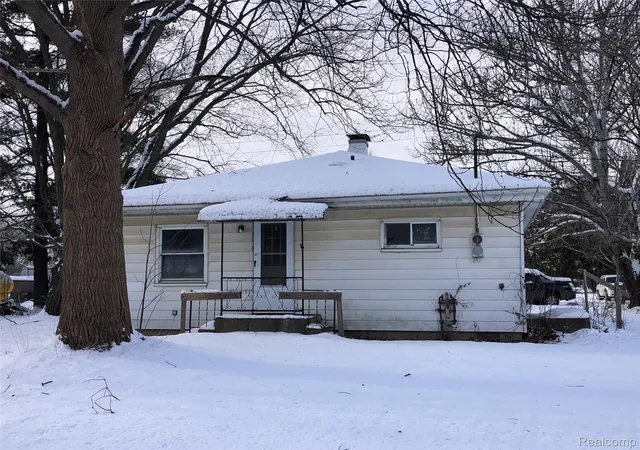 Photo 2 of Single family home for sale at 1704 E Webster Rd, Flint, MI 48505 | MLS# 20251061030 | Listing updated on 2026-06-30